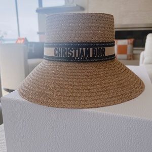 D-BOBBY LARGE BRIM HAT
Natural Straw with Beige and Black Embroidered Band